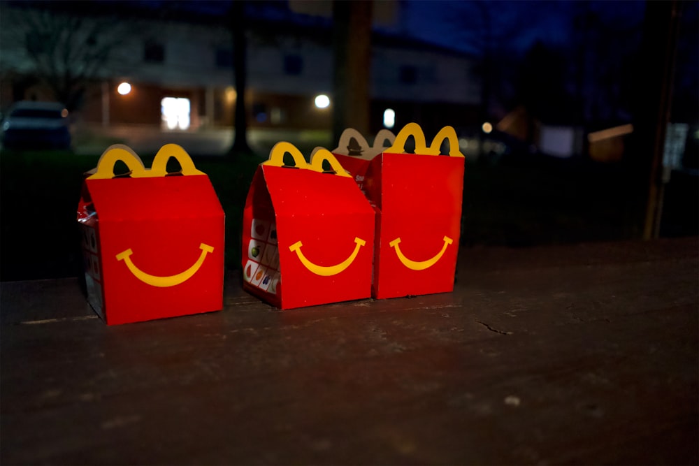 Dos cajas rojas y amarillas de McDonalds