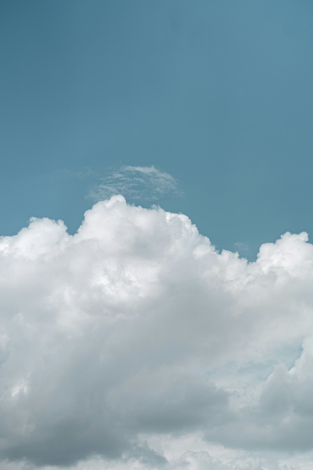 Weiße Wolken und blauer Himmel tagsüber