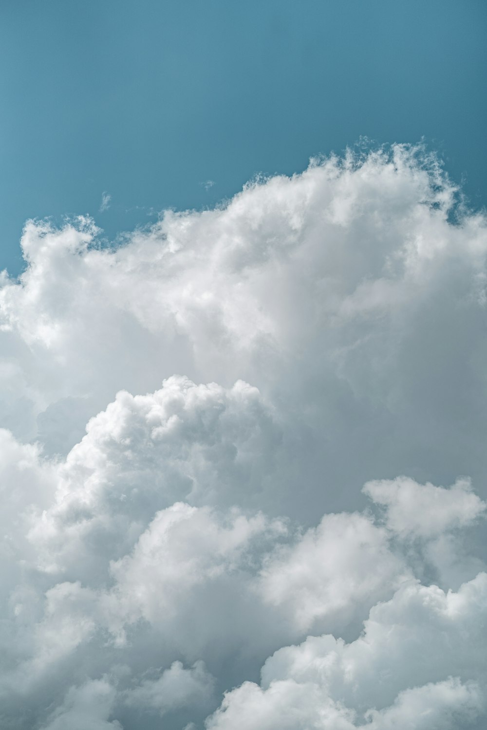 Weiße Wolken und blauer Himmel tagsüber