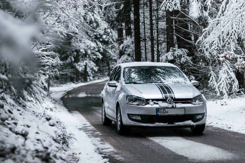 눈 덮인 도로에 회색 BMW 세단