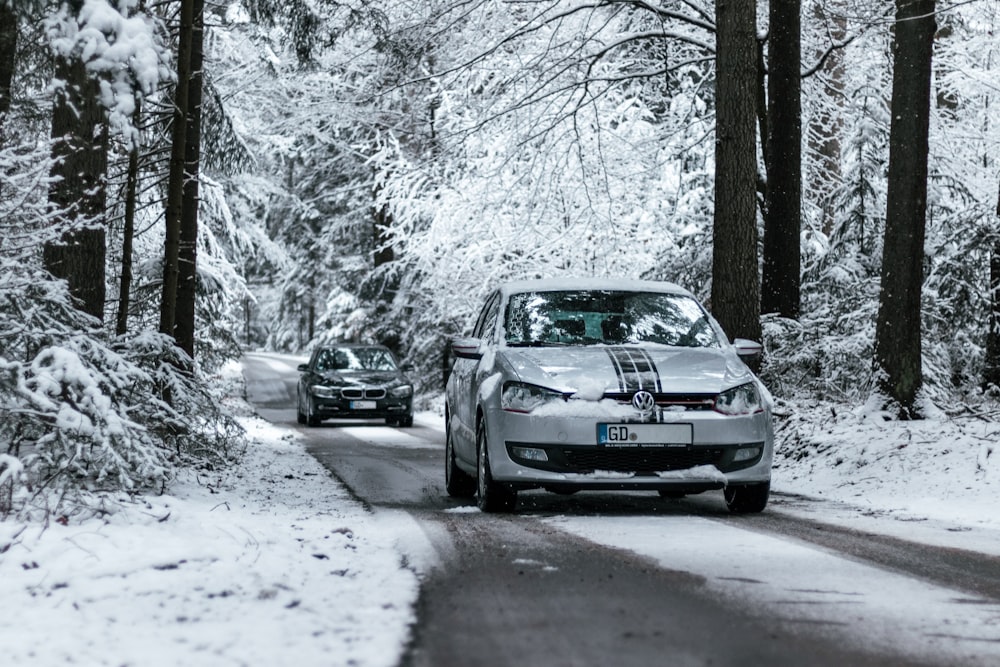 BMW M 3 coupé nera su strada innevata durante il giorno