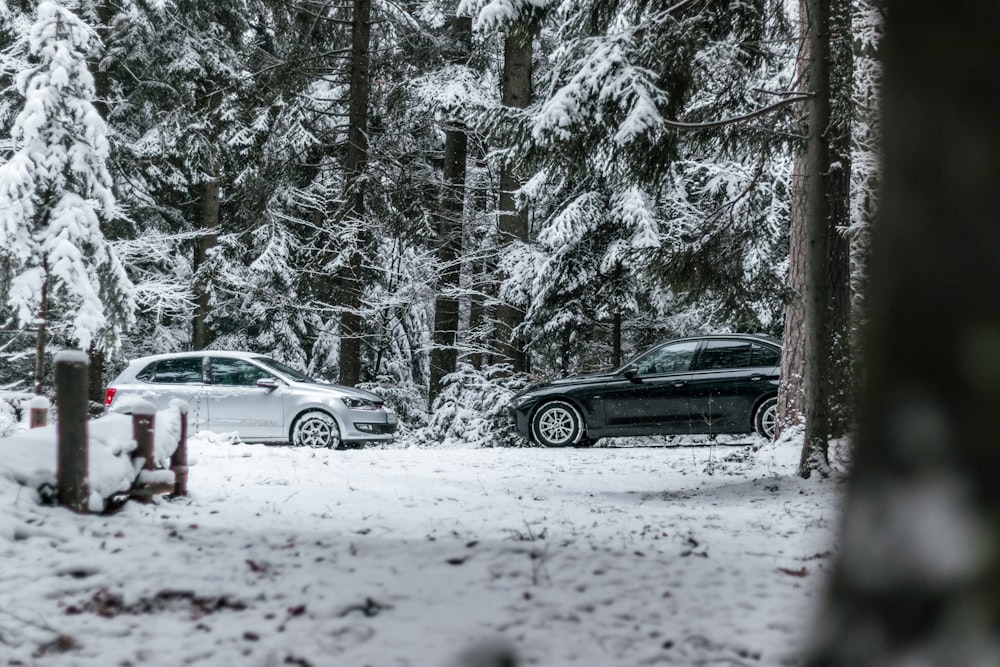 Schwarze Limousine tagsüber auf schneebedeckter Straße