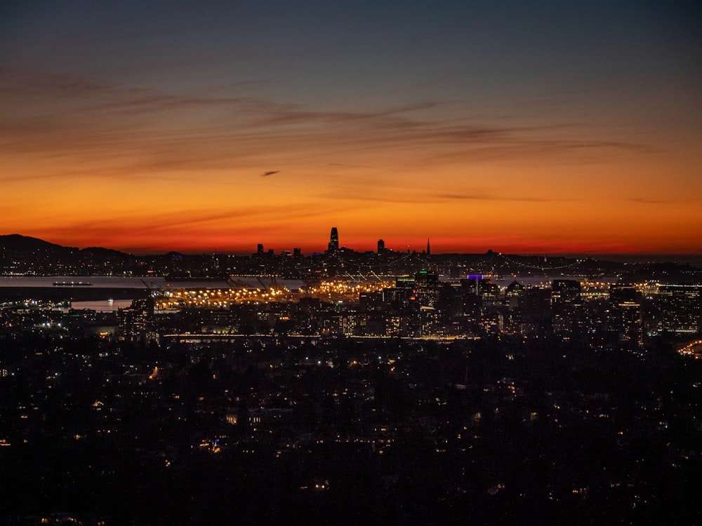 Skyline de la ville pendant la nuit