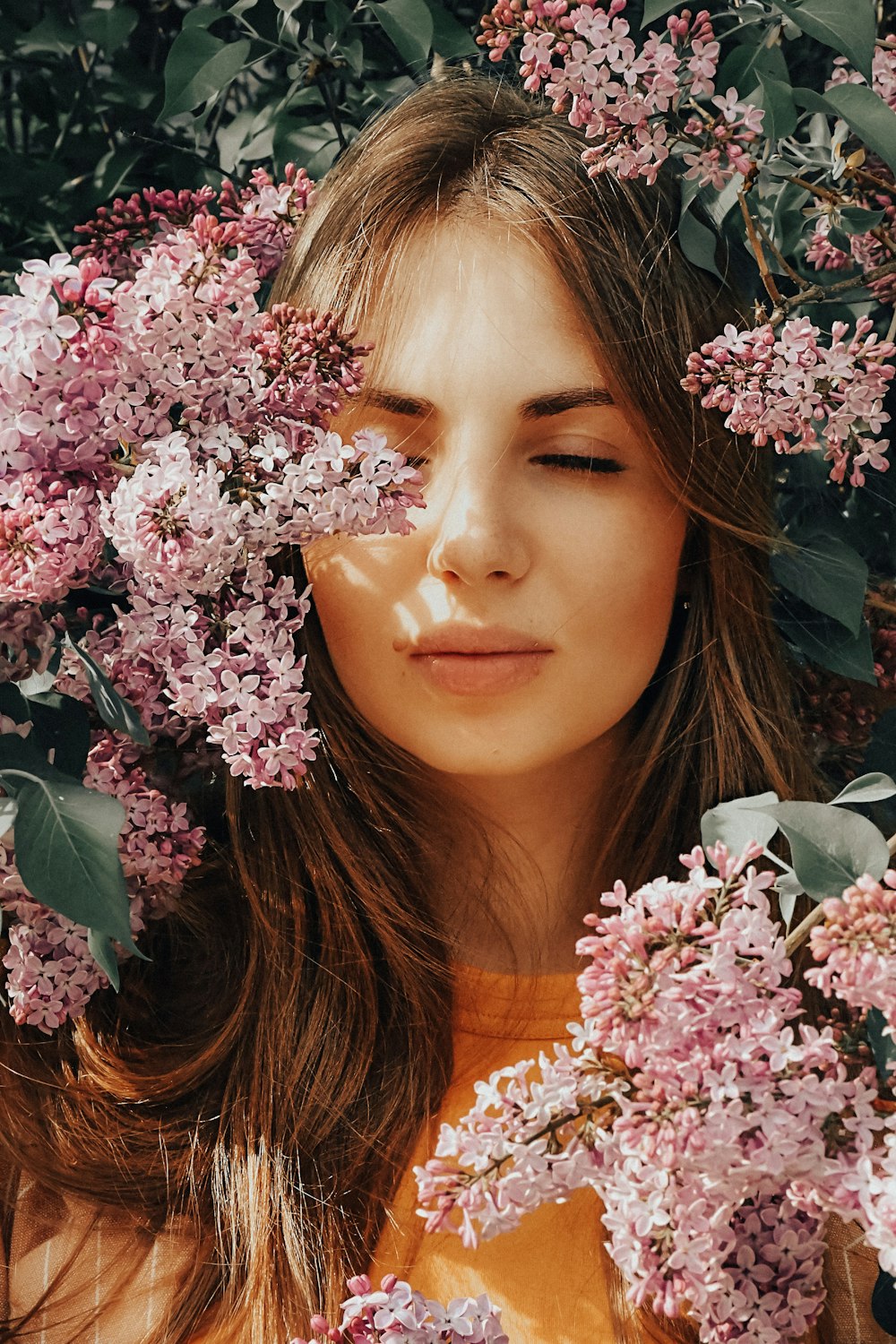 donna con fiori rosa sulla sua testa