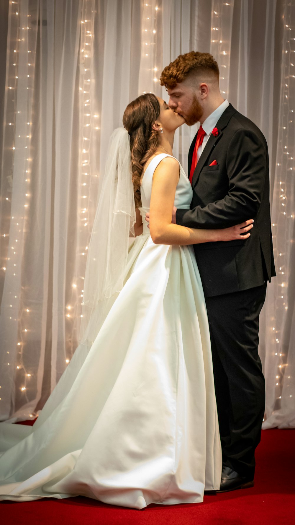 Hombre con traje negro y mujer con vestido de novia blanco