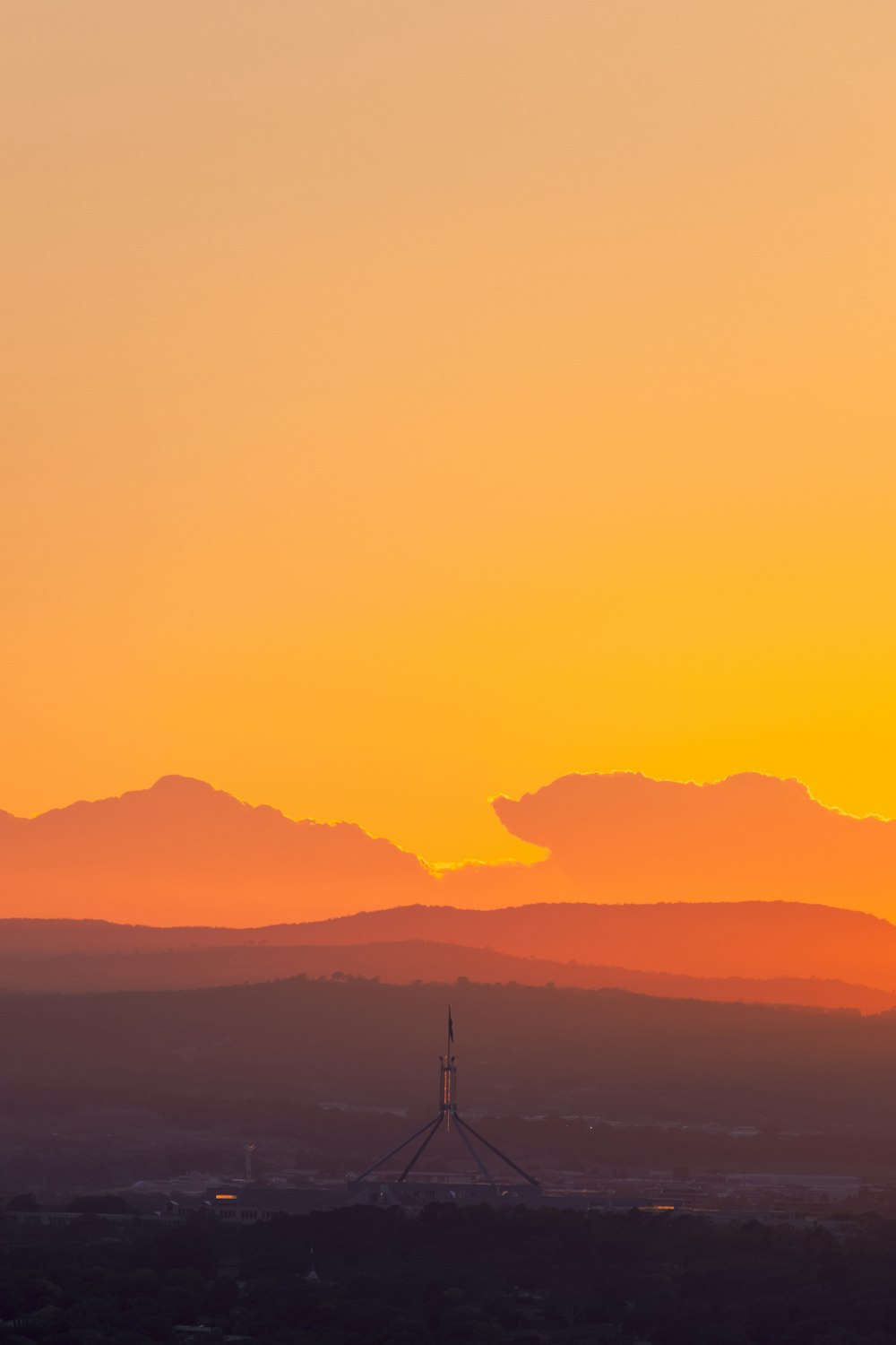 silhouette de montagne au coucher du soleil