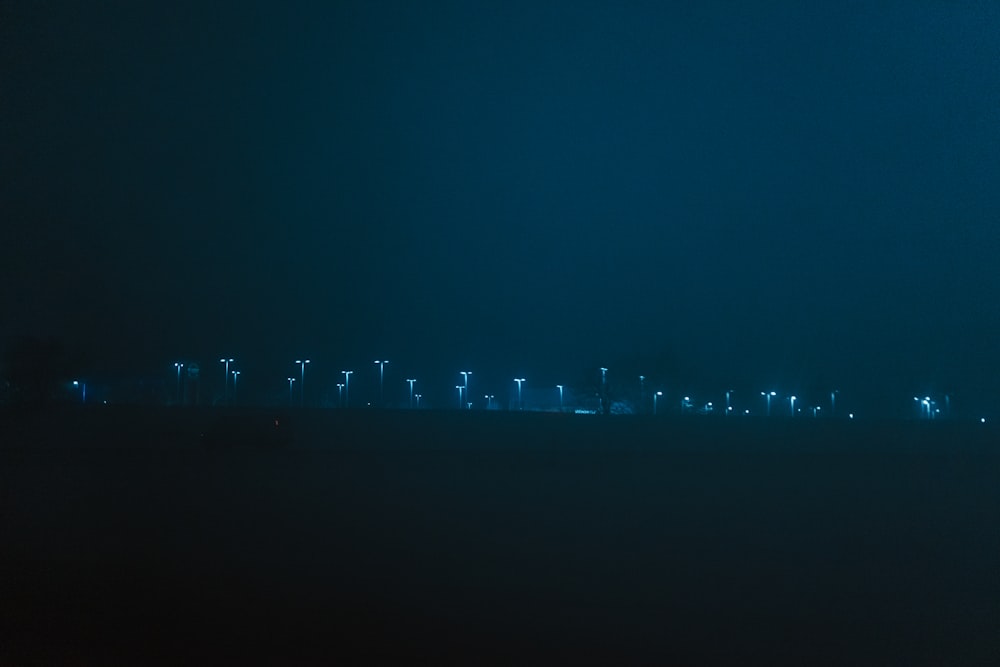 blaue und weiße Lichter an schwarzer Wand