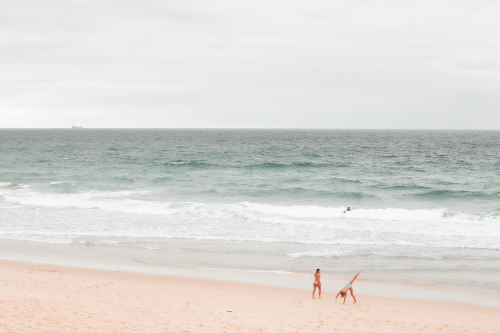 Gente en la playa durante el día