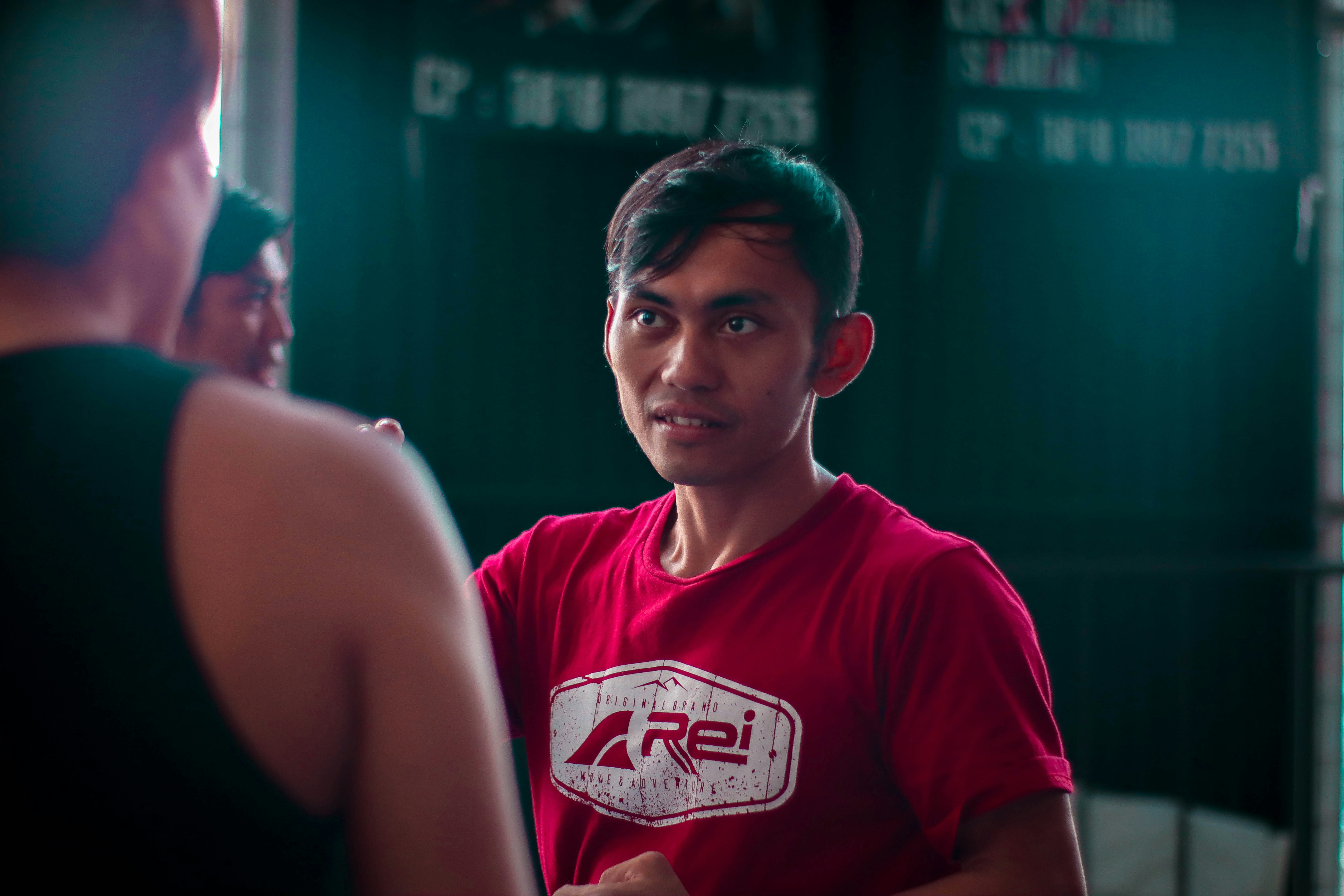 Pria dengan kaos leher kru merah
