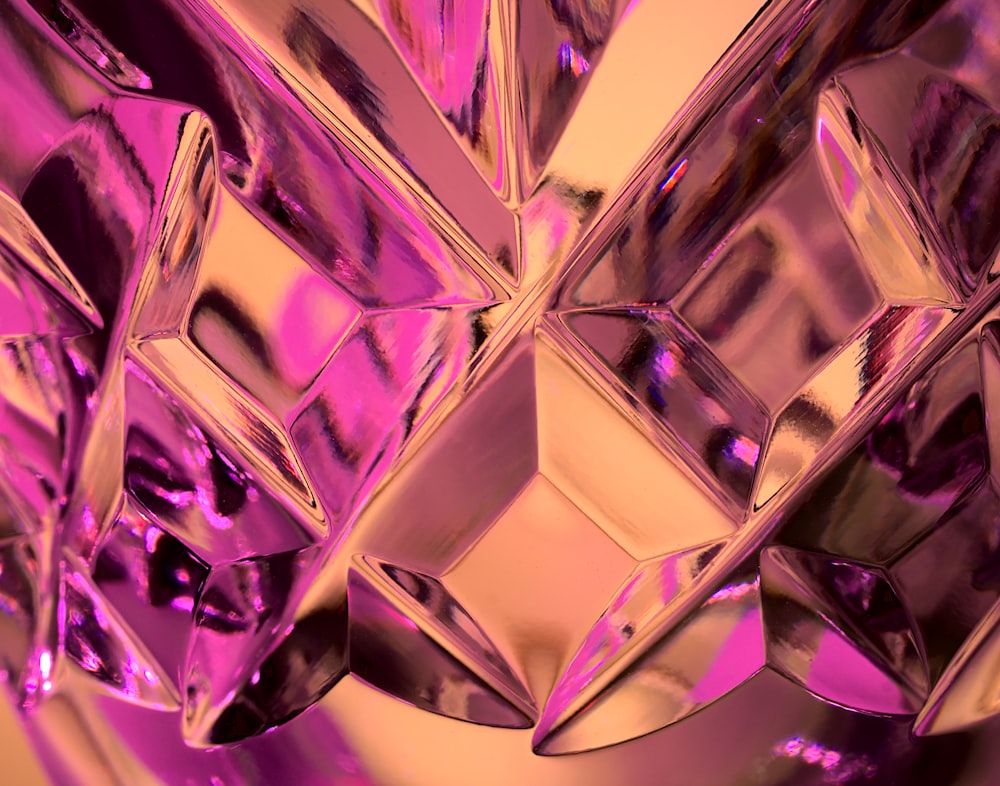 décor en verre en forme de diamant violet