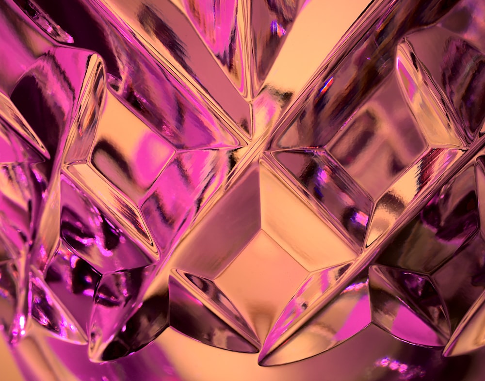 パープルダイヤモンドの形をしたガラスの装飾