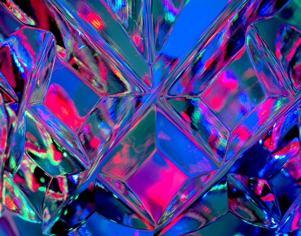 Decoración de vidrio púrpura en forma de diamante