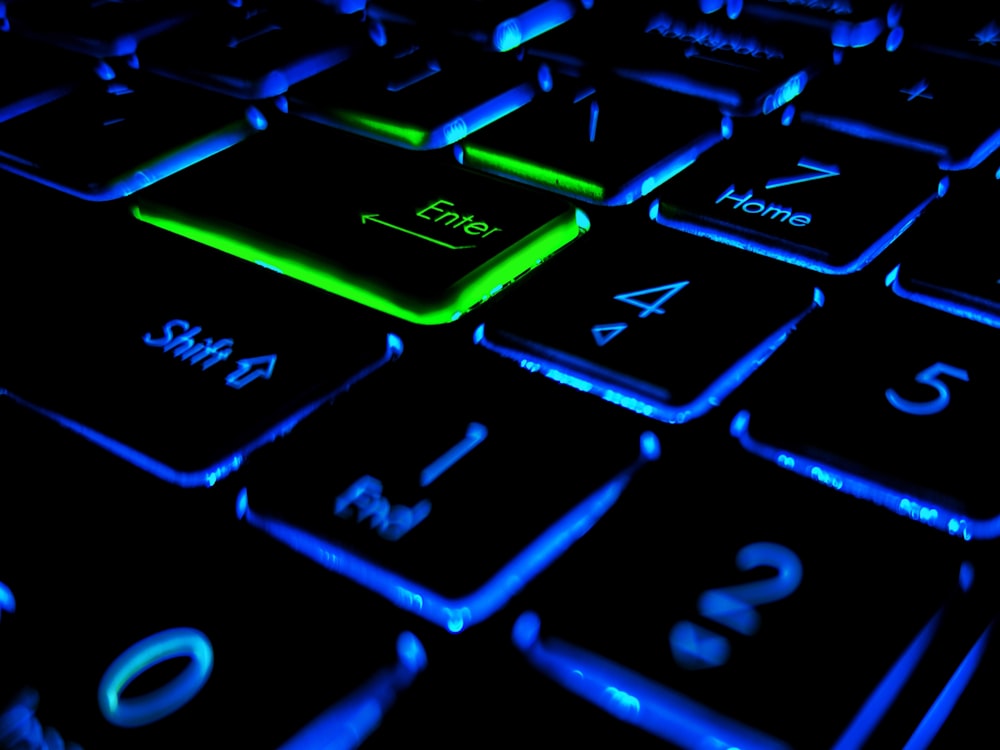 teclado de computador preto e verde