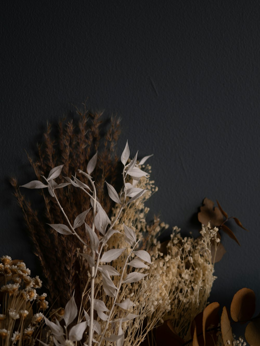 fiori bianchi su tavolo di legno marrone
