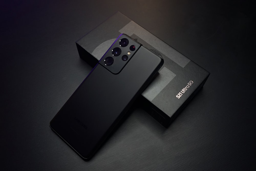 Schwarze Sony-Fernbedienung auf schwarzem Tisch