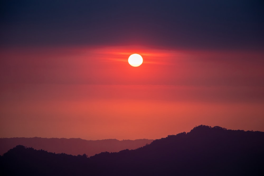 Silueta de la montaña durante la puesta del sol