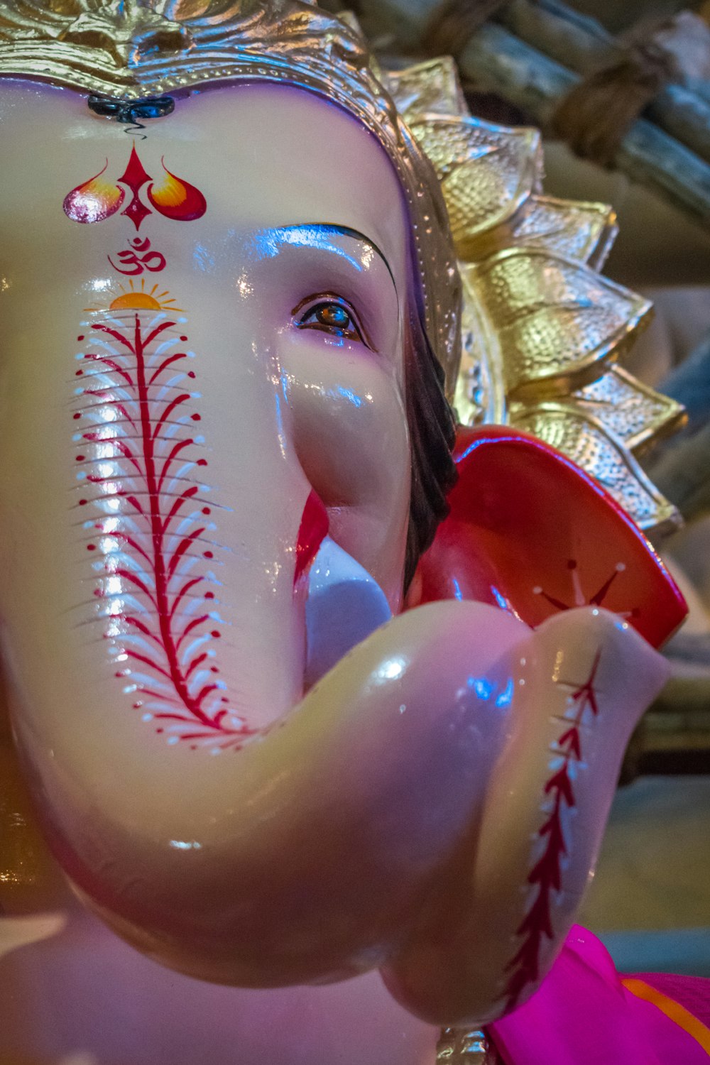 Figurine en céramique blanche et rose