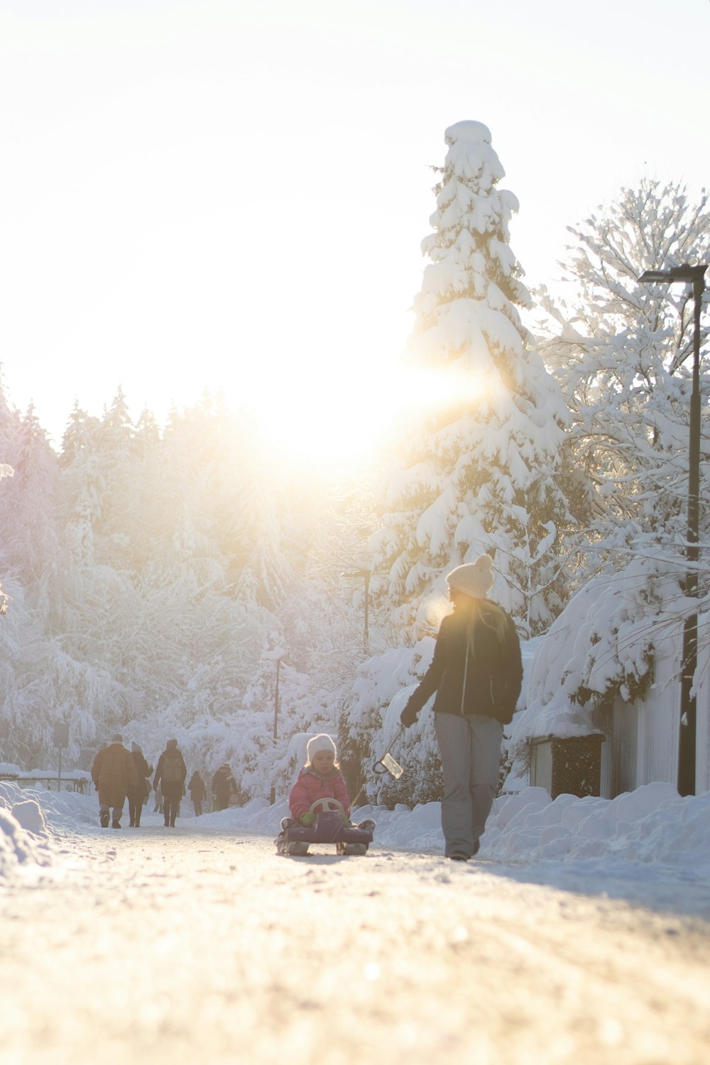 Menschen, die tagsüber auf schneebedecktem Boden sitzen