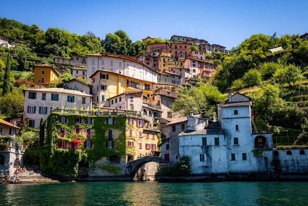 edificio in cemento bianco e marrone vicino allo specchio d'acqua durante il giorno