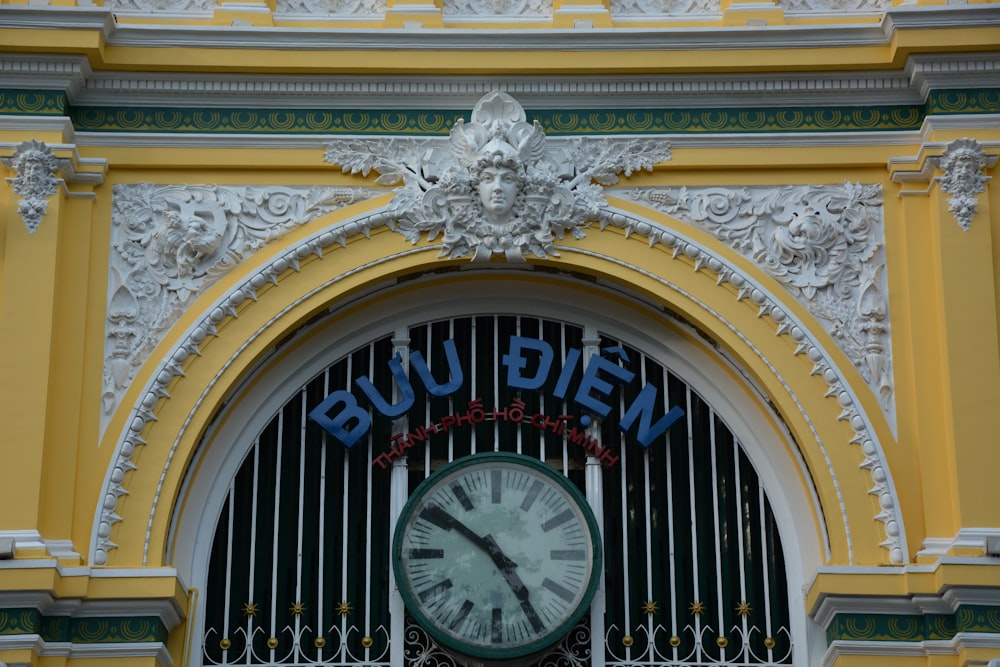 Orologio analogico bianco e oro