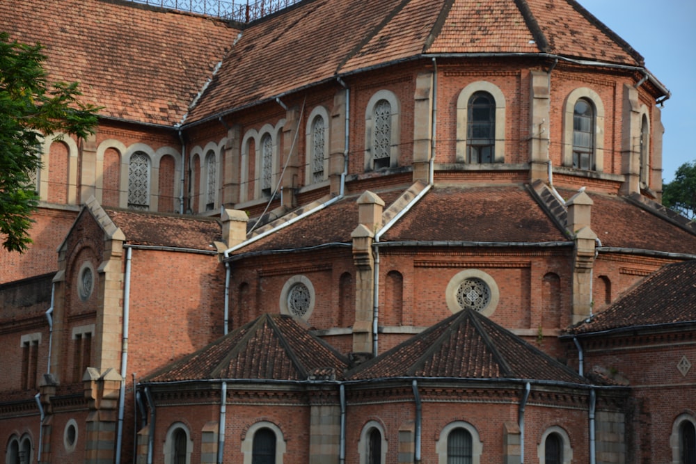 edificio in cemento marrone durante il giorno