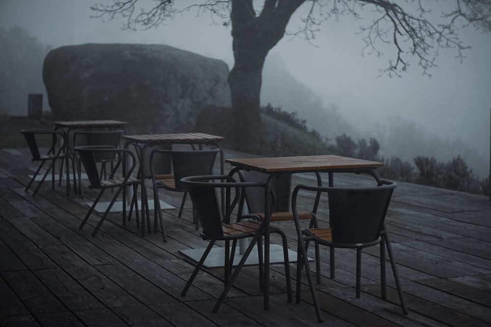 mesa e cadeiras de madeira marrom no piso de madeira marrom