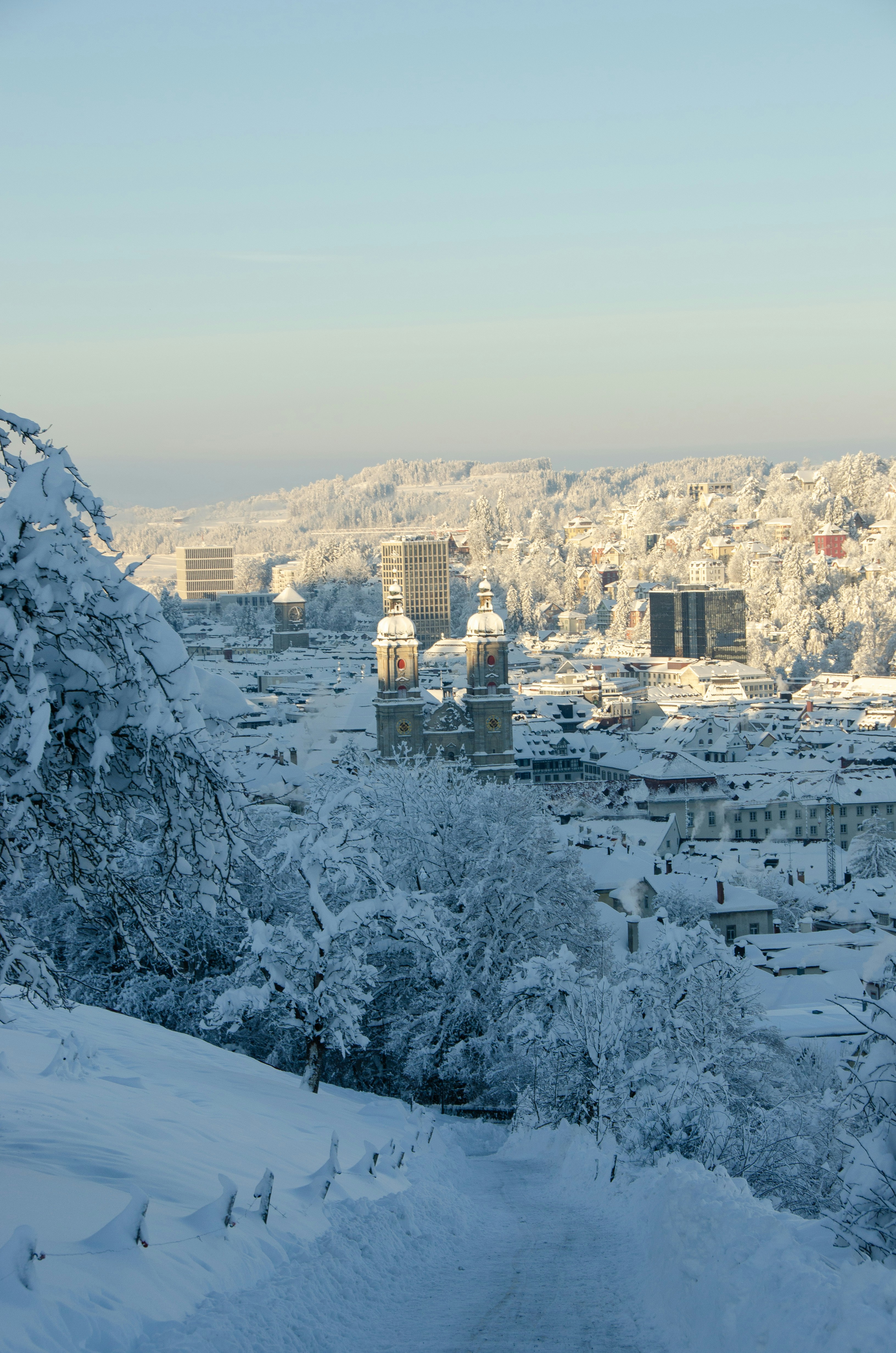 Gebäude aus weißem und braunem Beton tagsüber