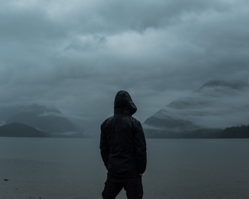 山の端に立っている黒いジャケットの男の写真 Unsplashで見つける人の無料写真