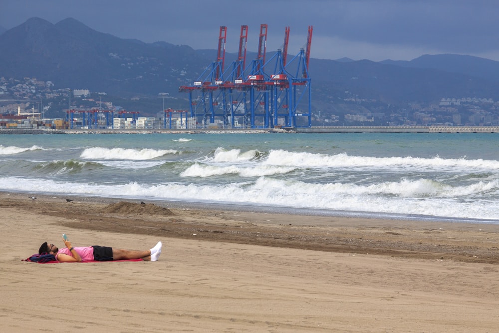 personnes sur la plage pendant la journée