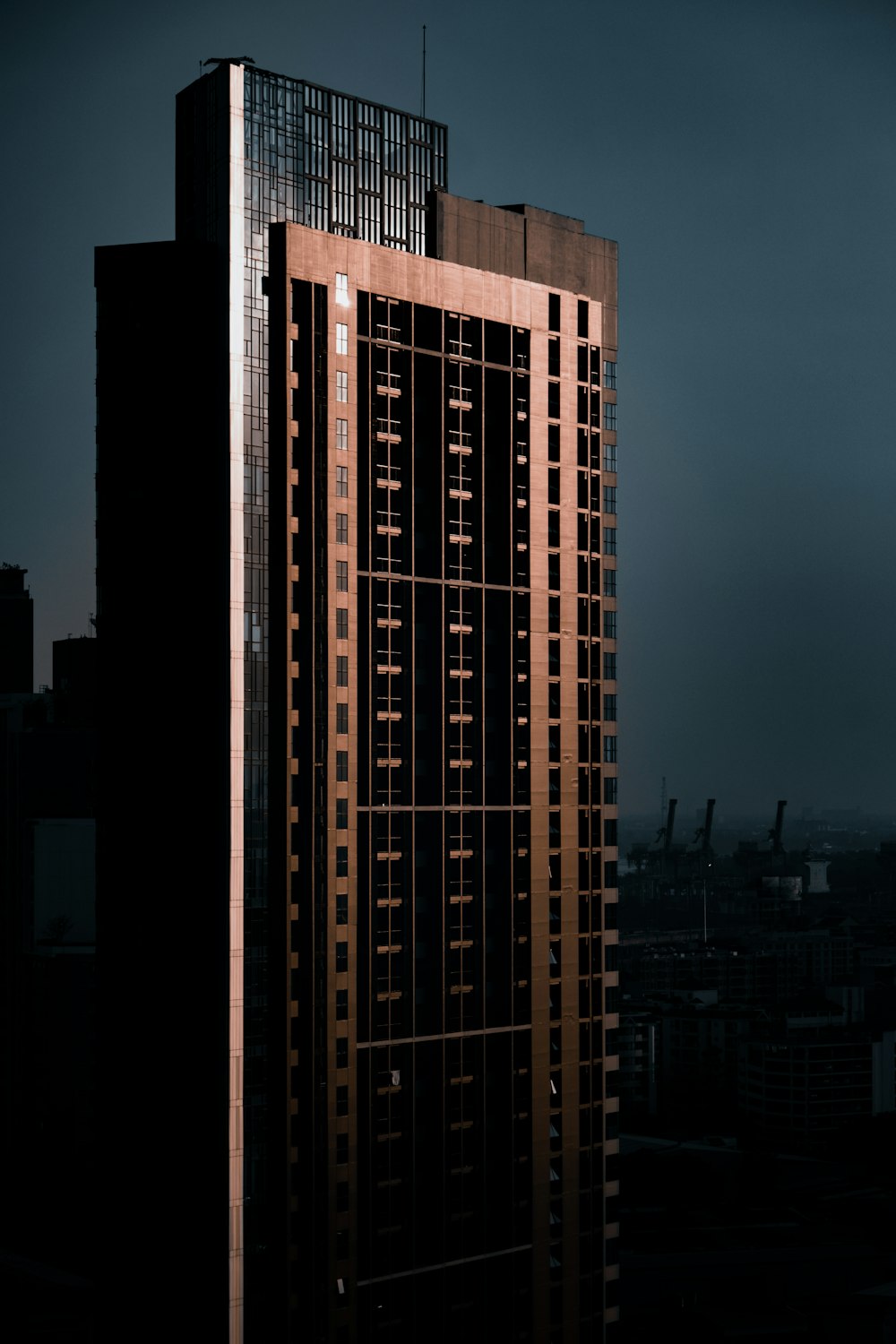 bâtiment en béton brun pendant la nuit