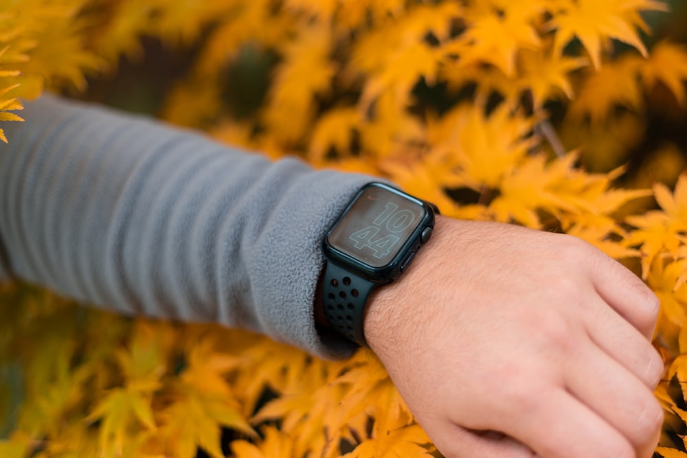Foto de persona con reloj inteligente negro – Imagen gratuita Reloj de  pulsera en Unsplash