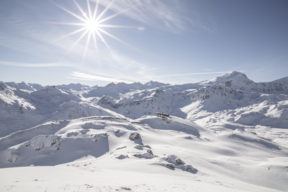 montagnes enneigées sous ciel bleu pendant la journée