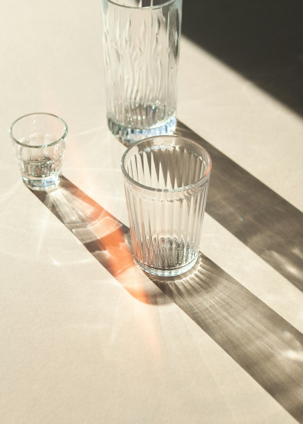 テーブルの上の透明なコップ