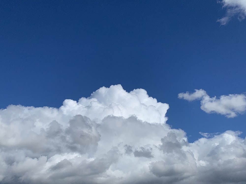 昼間の白い雲と青い空