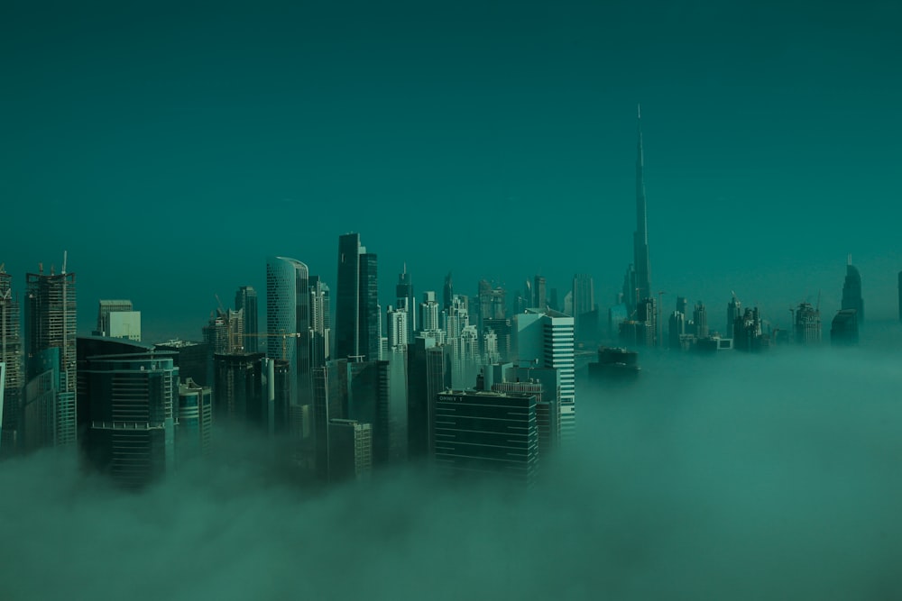 Skyline der Stadt tagsüber unter blauem Himmel