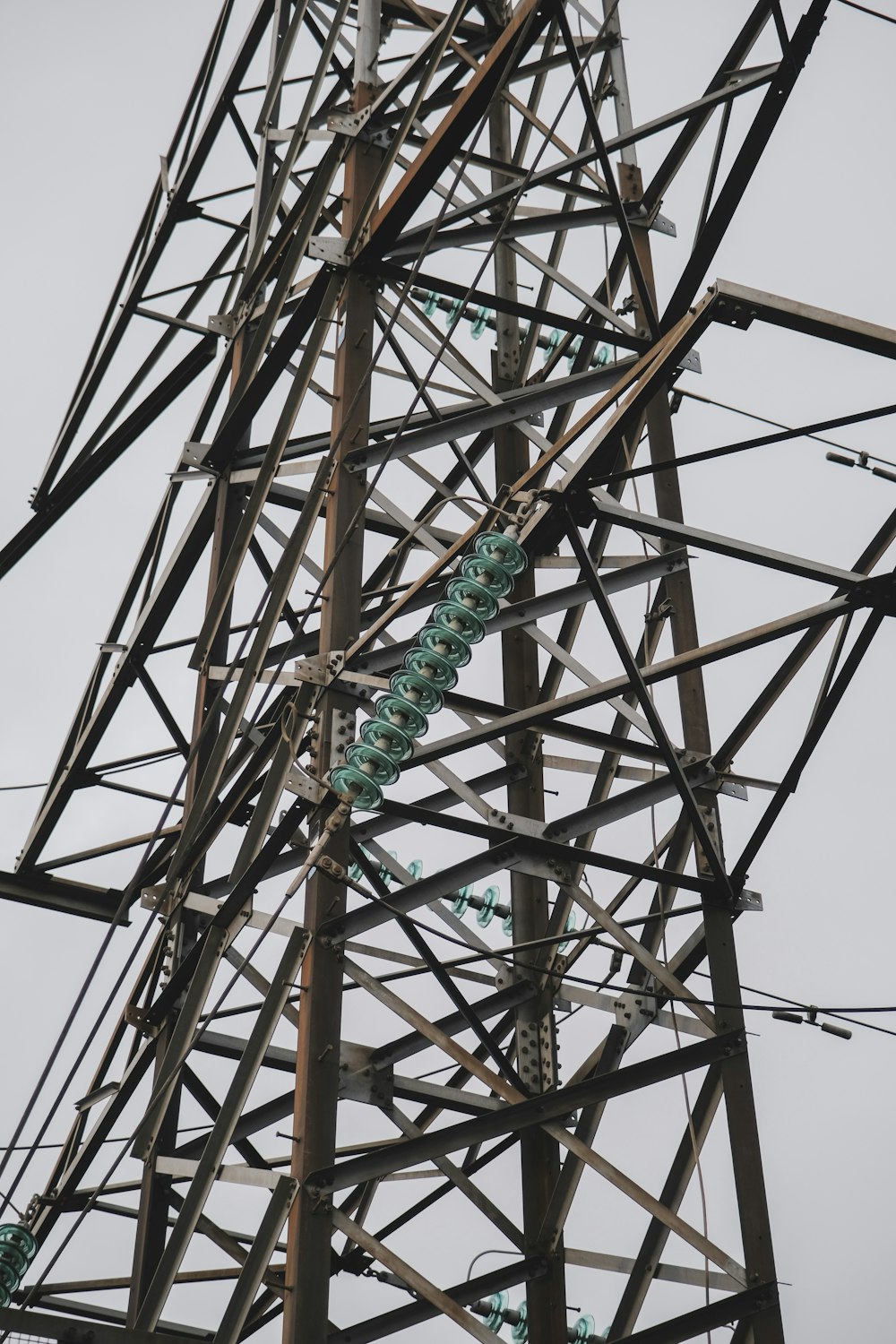 torre in metallo marrone e verde