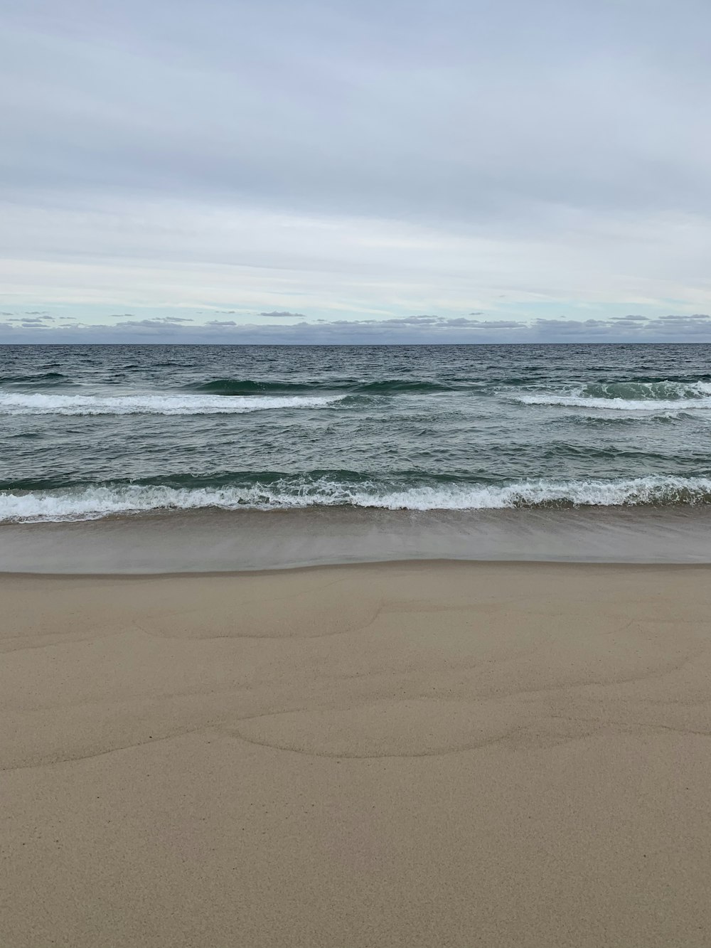 sea waves crashing on shore during daytime