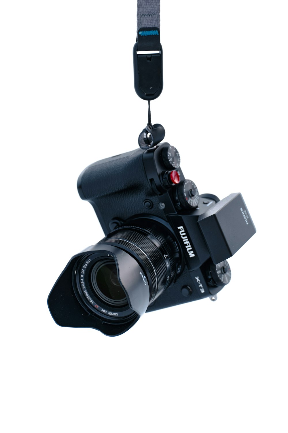 Schwarze DSLR-Kamera auf weißem Hintergrund
