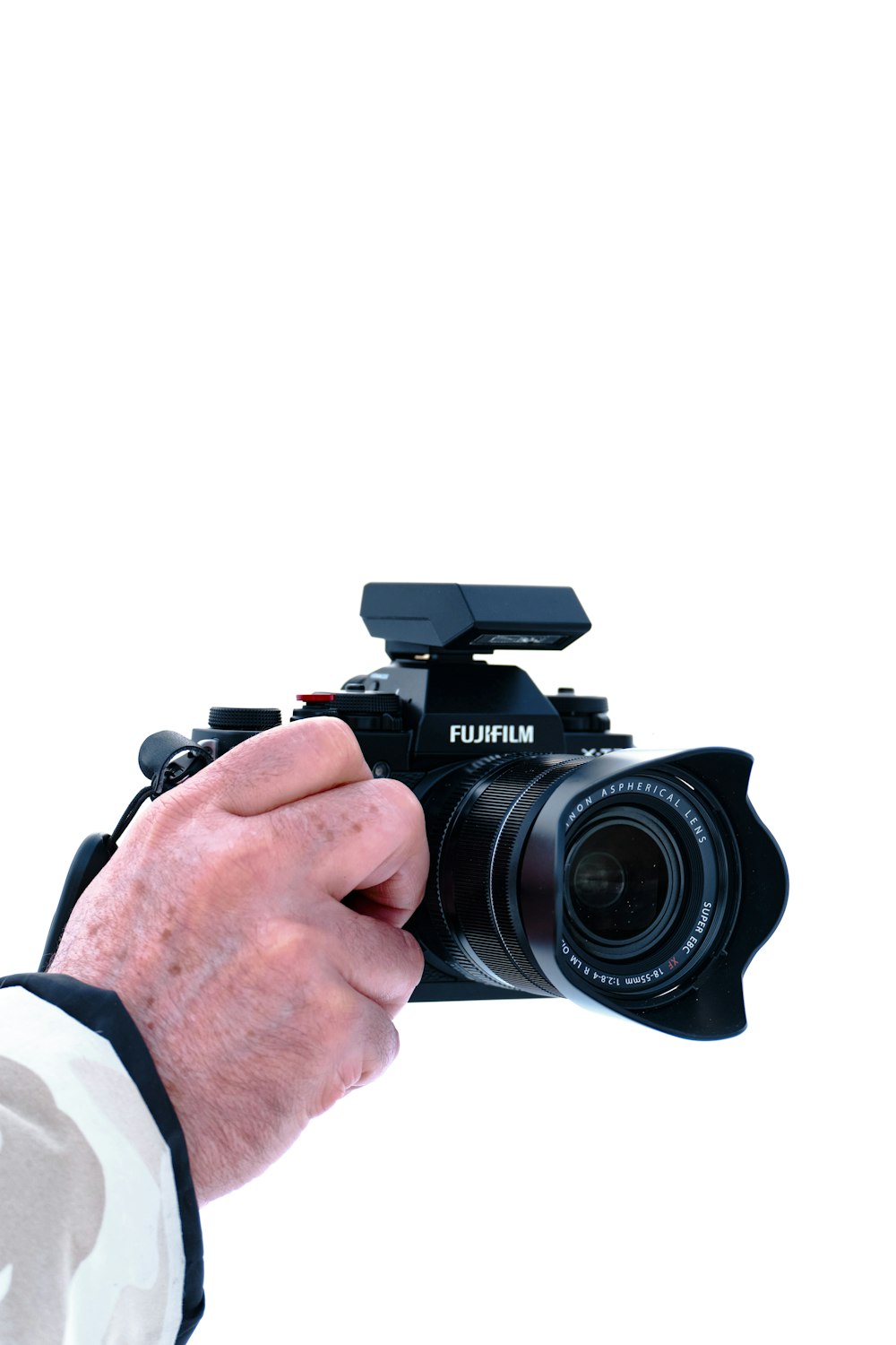 Persona che tiene la fotocamera reflex digitale Nikon nera