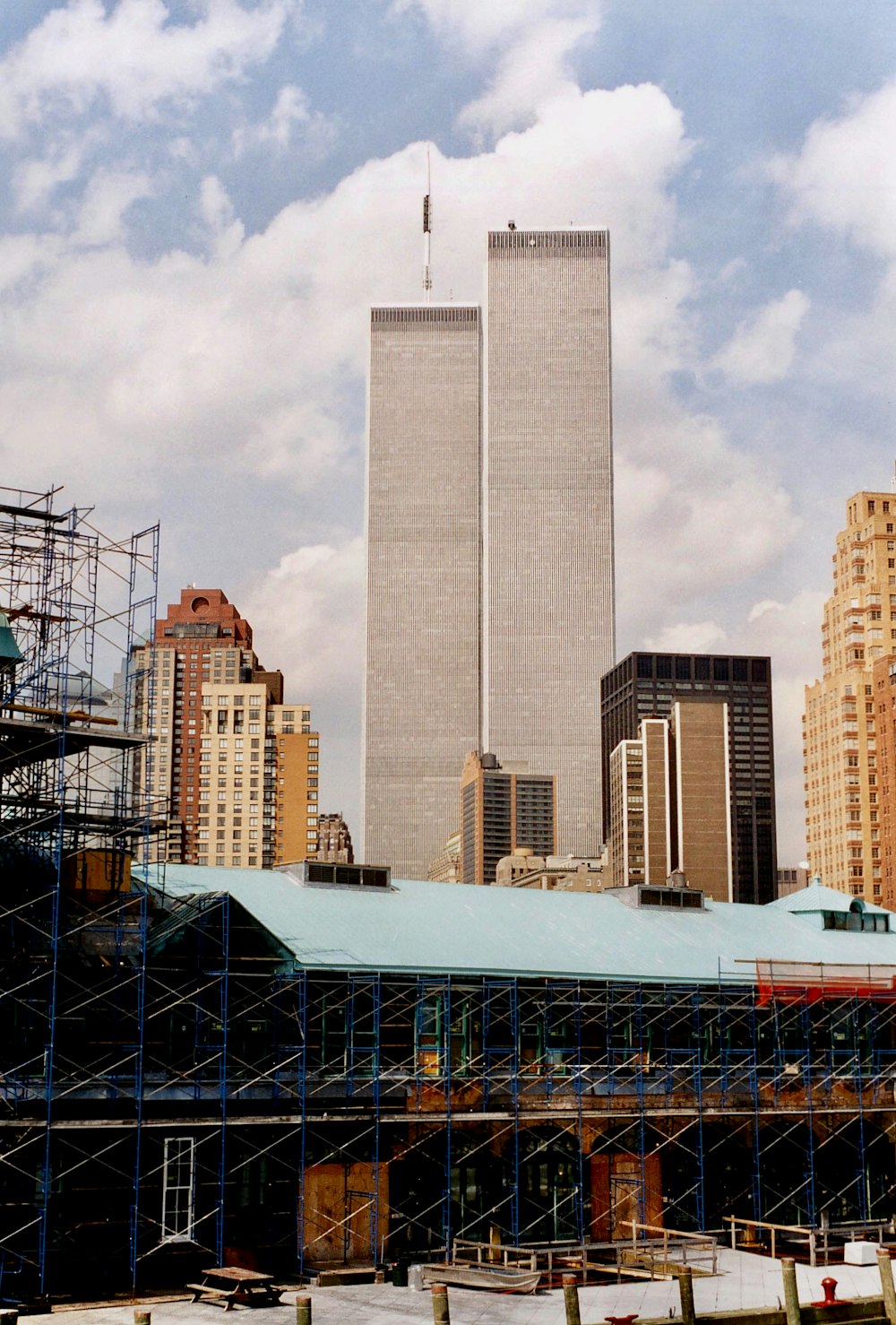 Edificio blanco y azul bajo nubes blancas durante el día