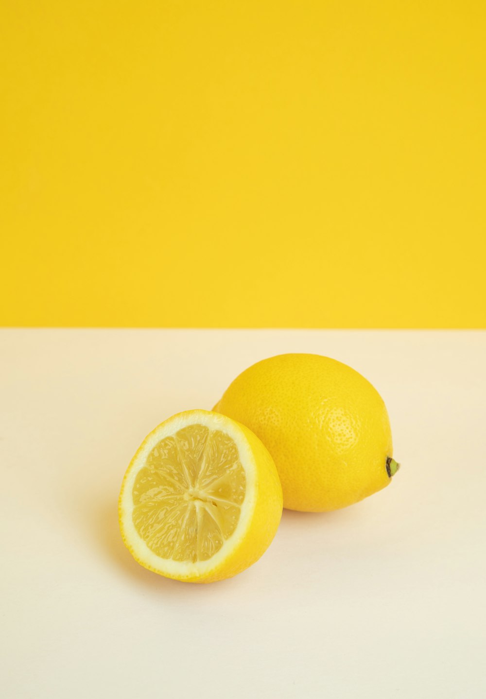 gelbe Zitronenfrucht auf weißer Oberfläche