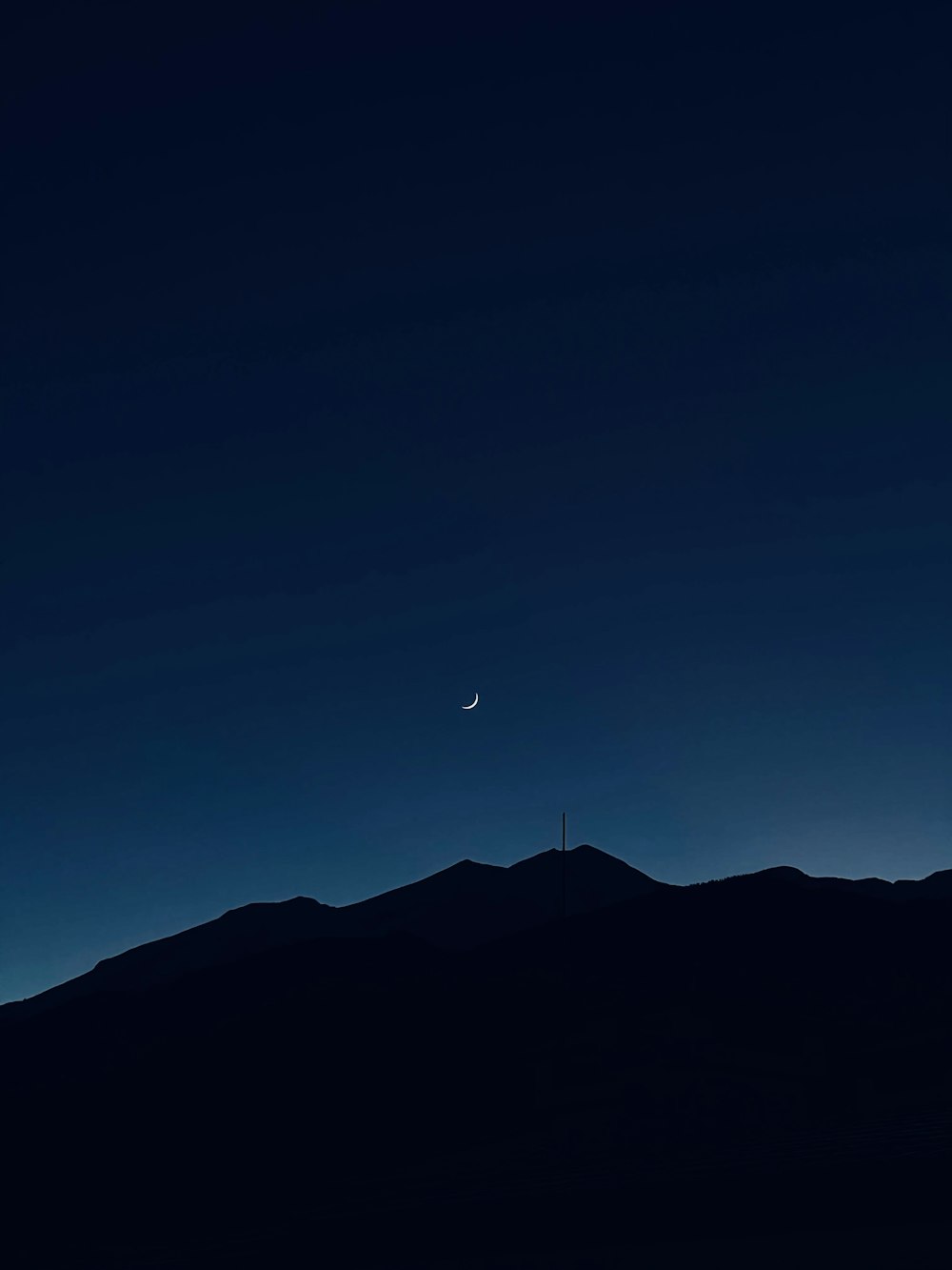 夜の青空に浮かぶ山のシルエット
