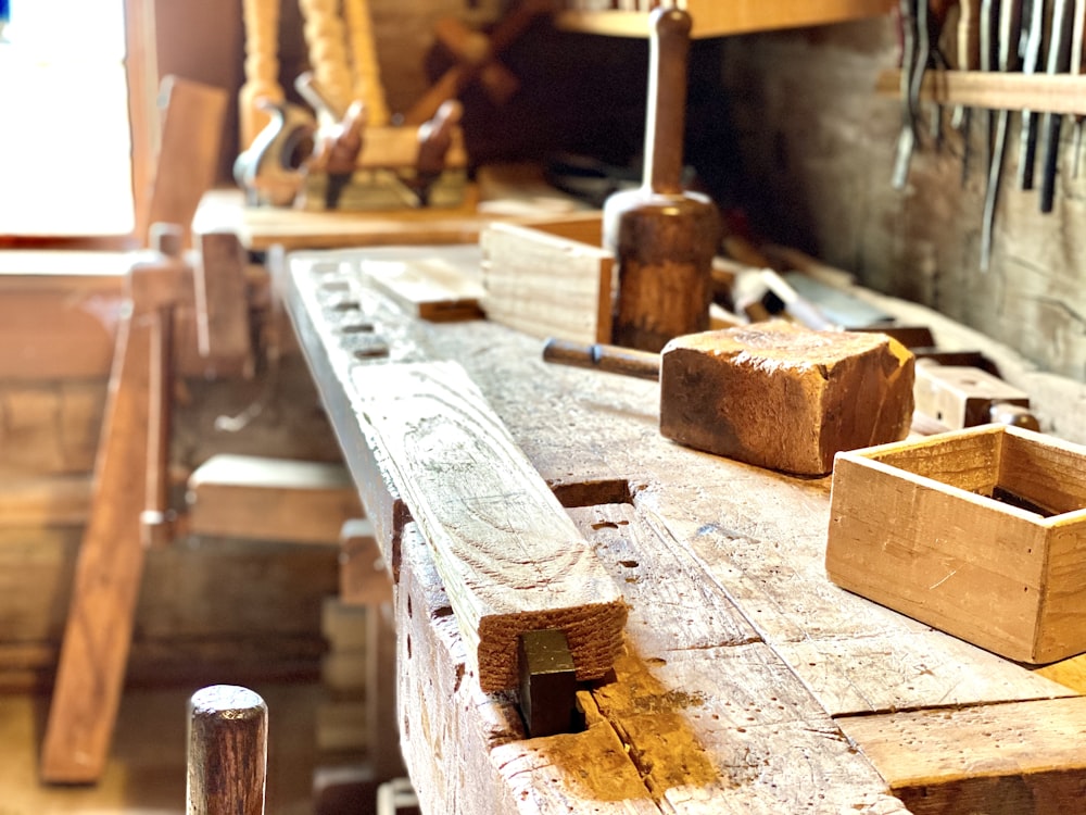 palo de madera marrón sobre mesa de madera marrón