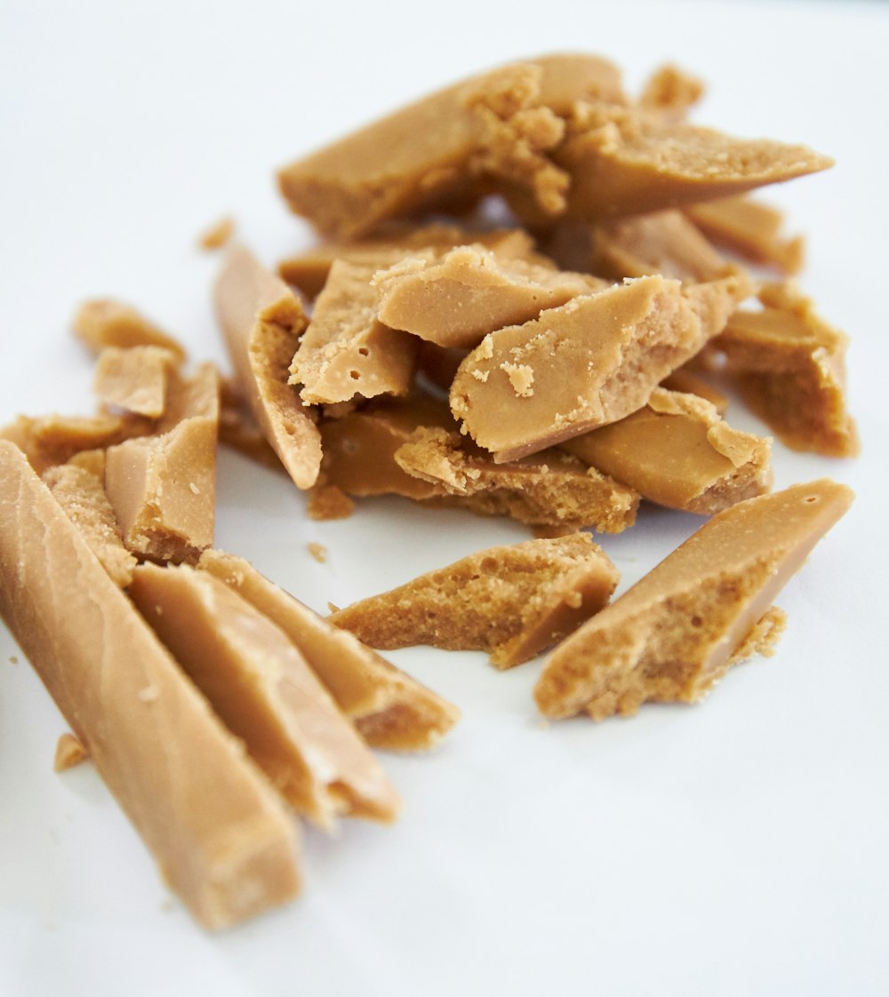 Galletas marrones en plato de cerámica blanca