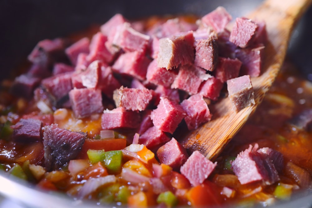 geschnittenes Fleisch auf braunem Holzschneidebrett