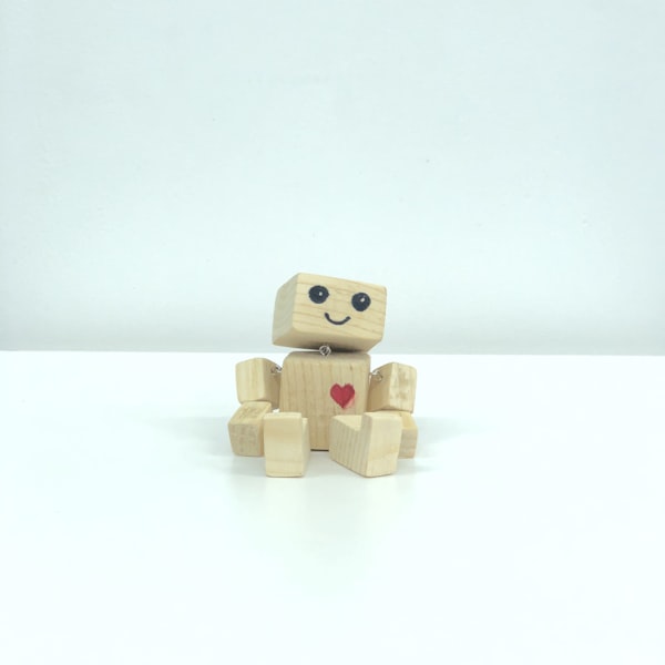 Holzroboter auf hellem Untergrund