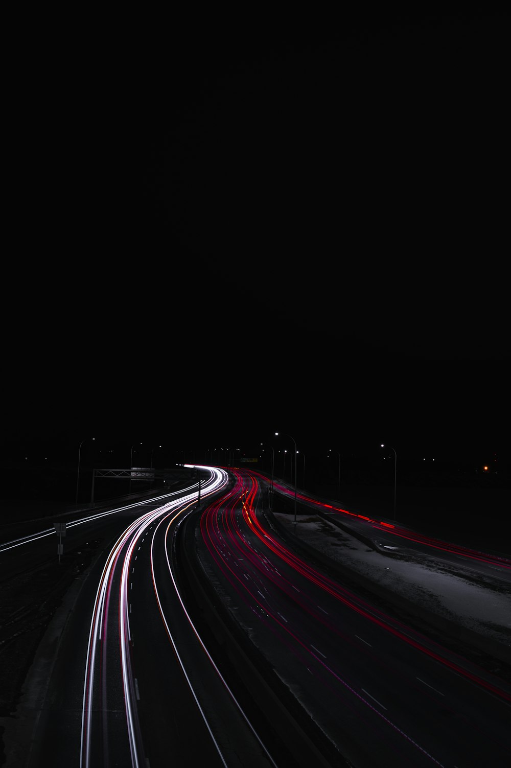 Fotografía de lapso de tiempo de automóviles en la carretera durante la noche