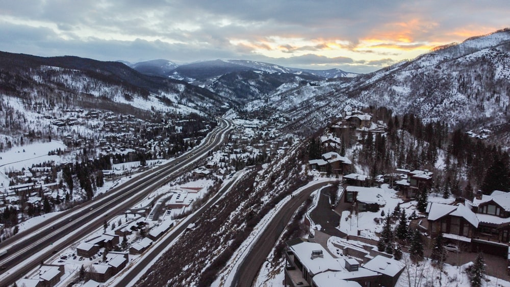 Vue aérienne des montagnes enneigées pendant la journée