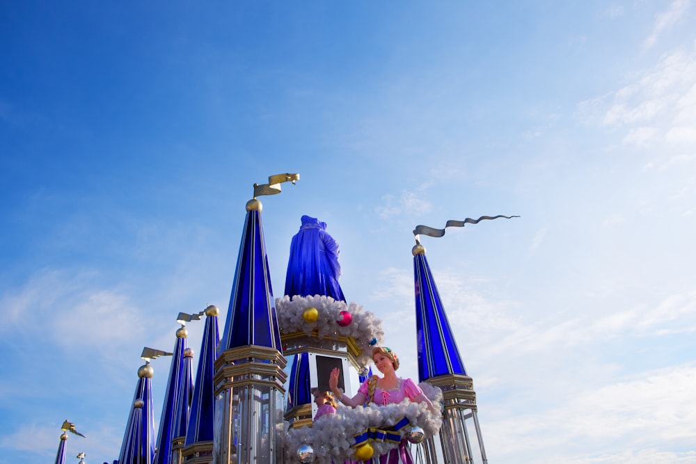 Estatua del dragón azul y dorado