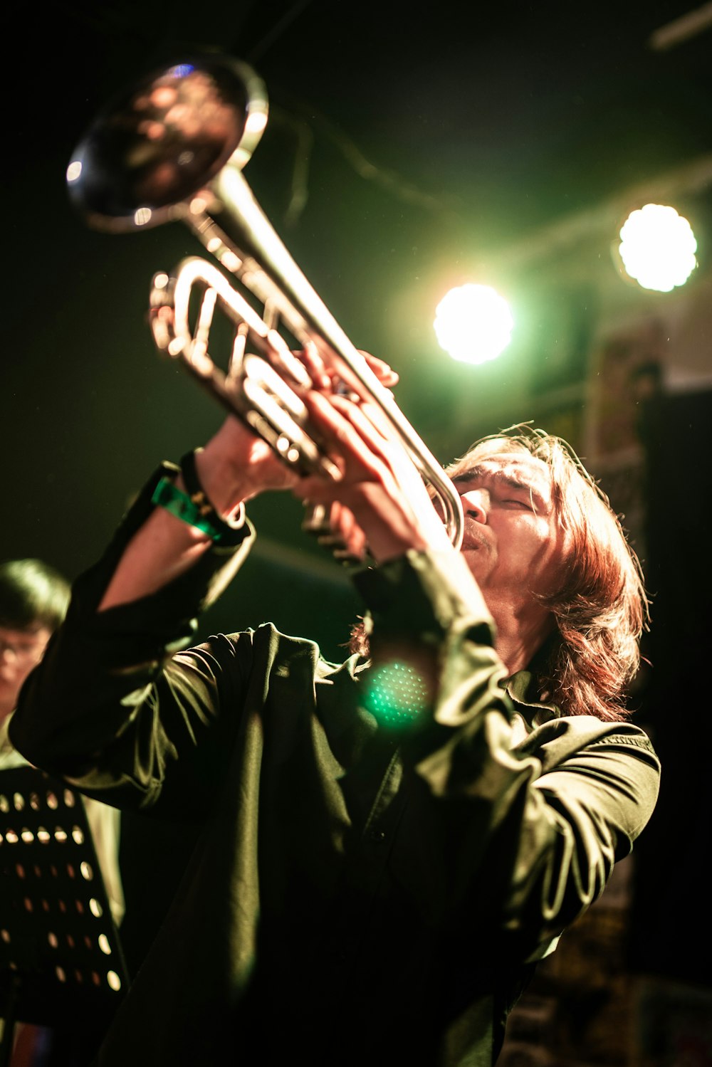 Frau in schwarzer Jacke mit Musikinstrument